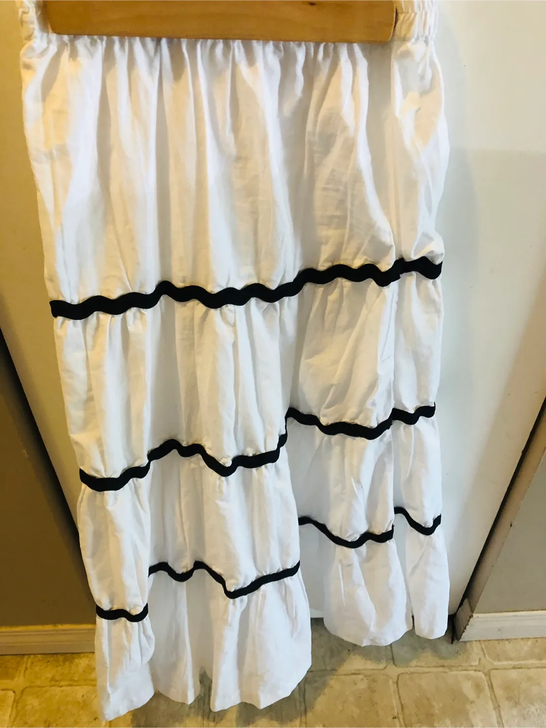 🇨🇦Long White Cotton Skirt with Black Ribbon details - Size S thumbnail
