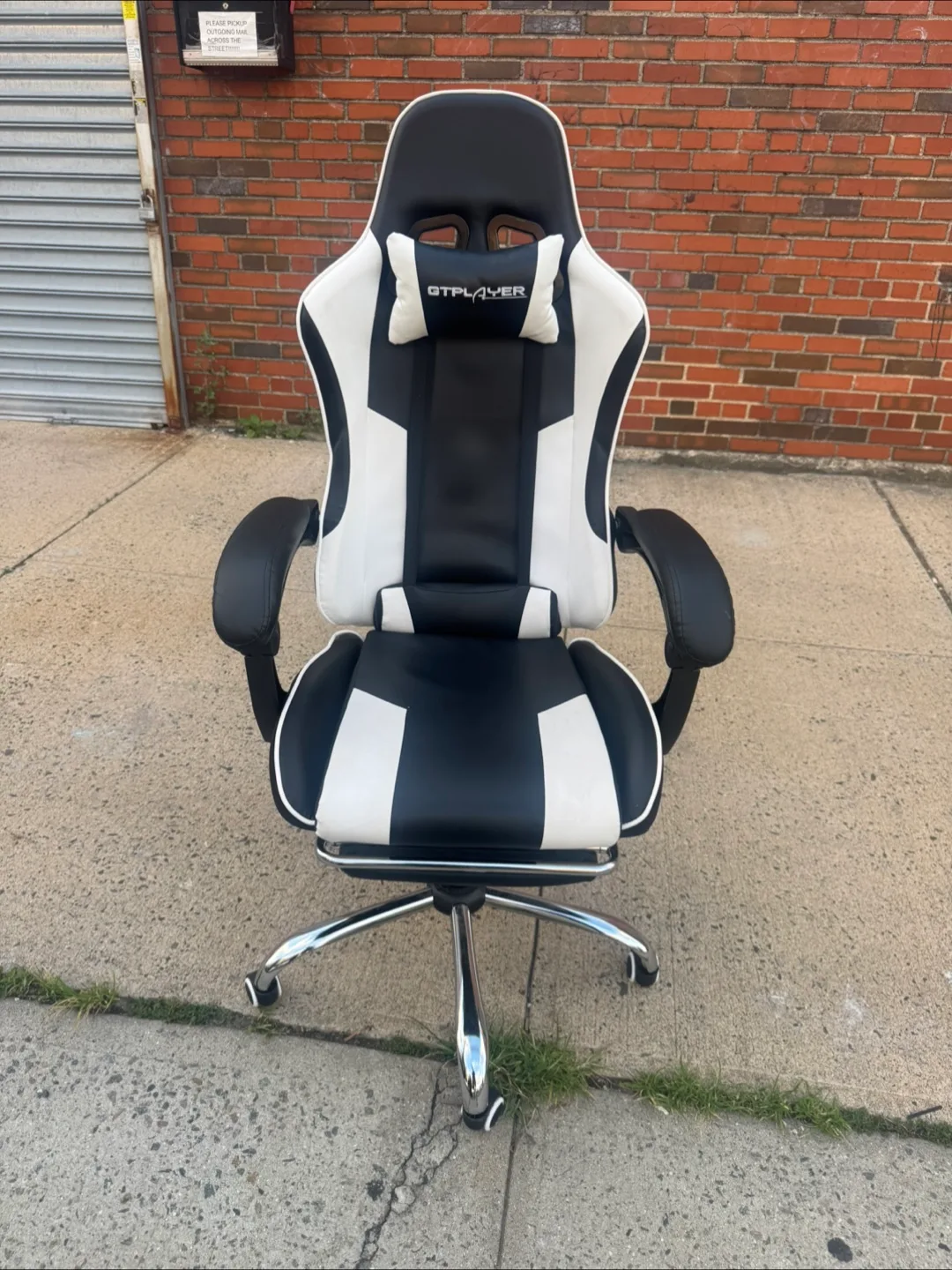 GTPlayer Black & White Gaming Chair thumbnail