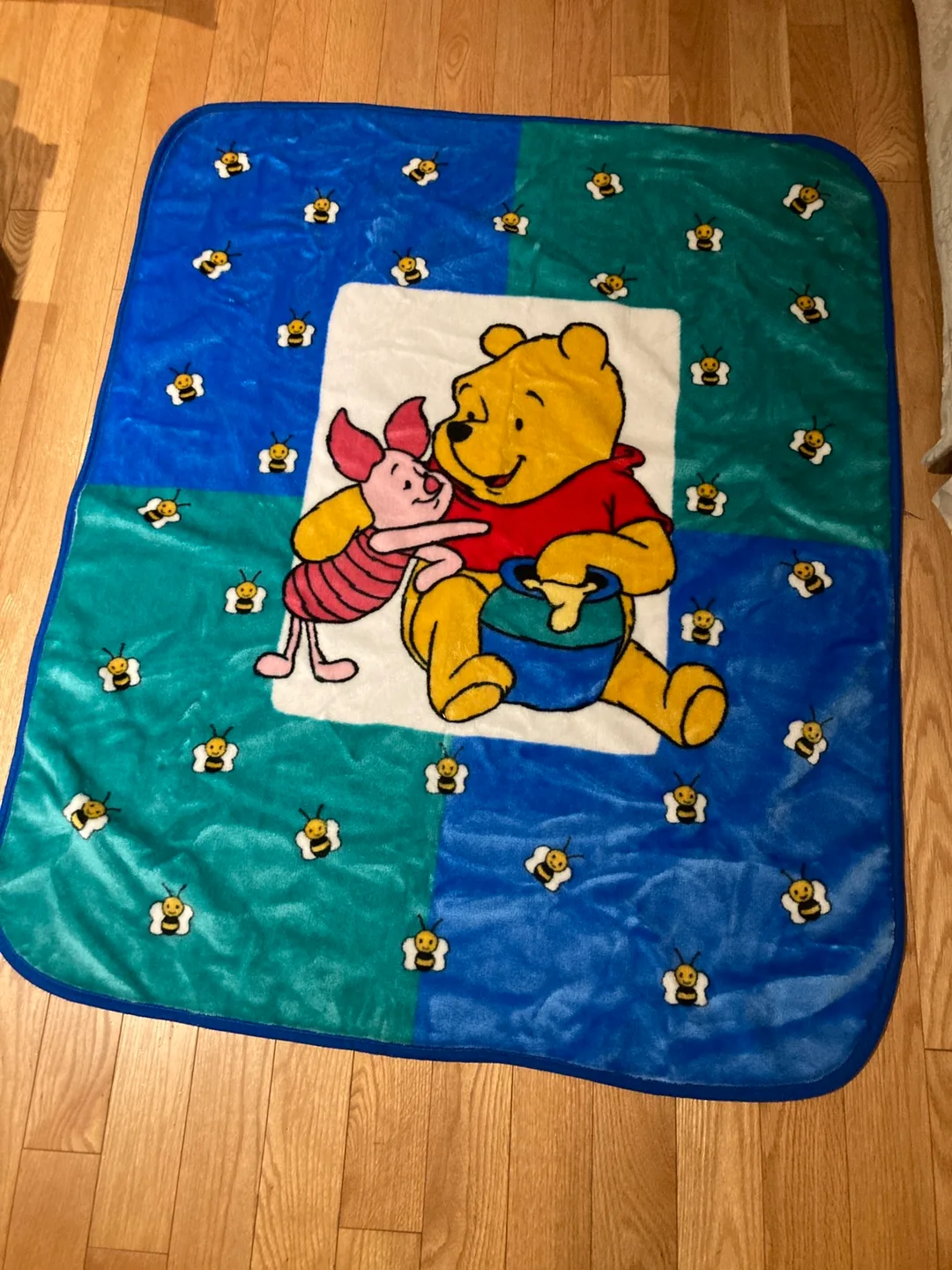 Winnie the Pooh & Piglet Blanket thumbnail