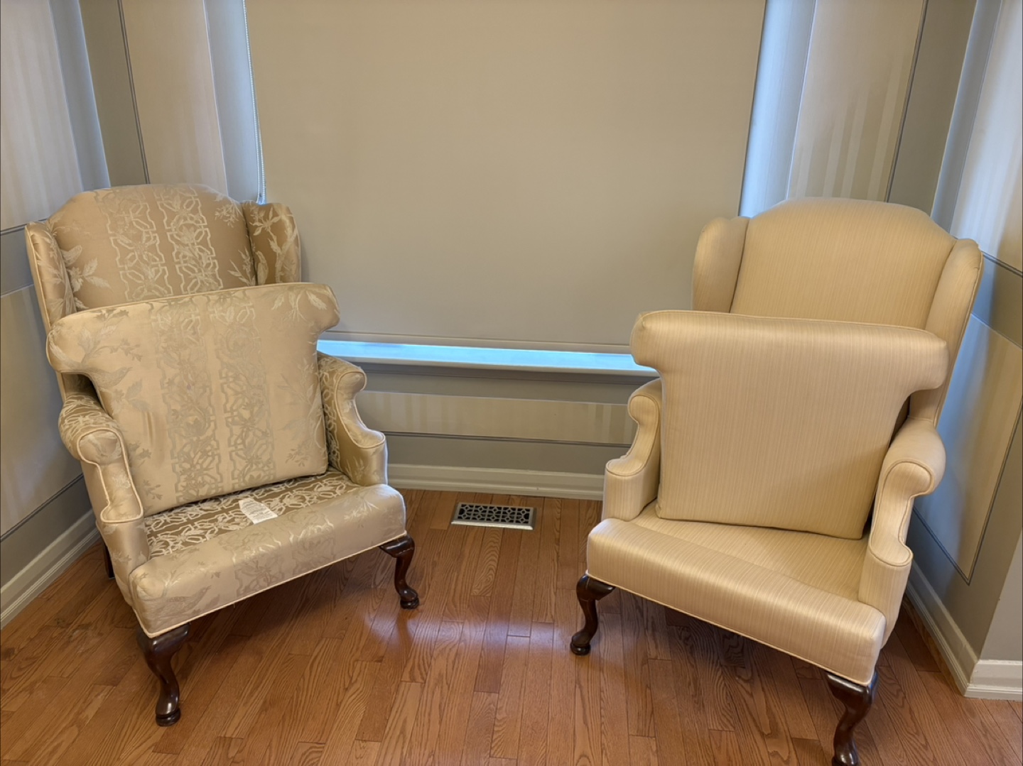 Solid wood frame upholstered arm chairs - photo 2
