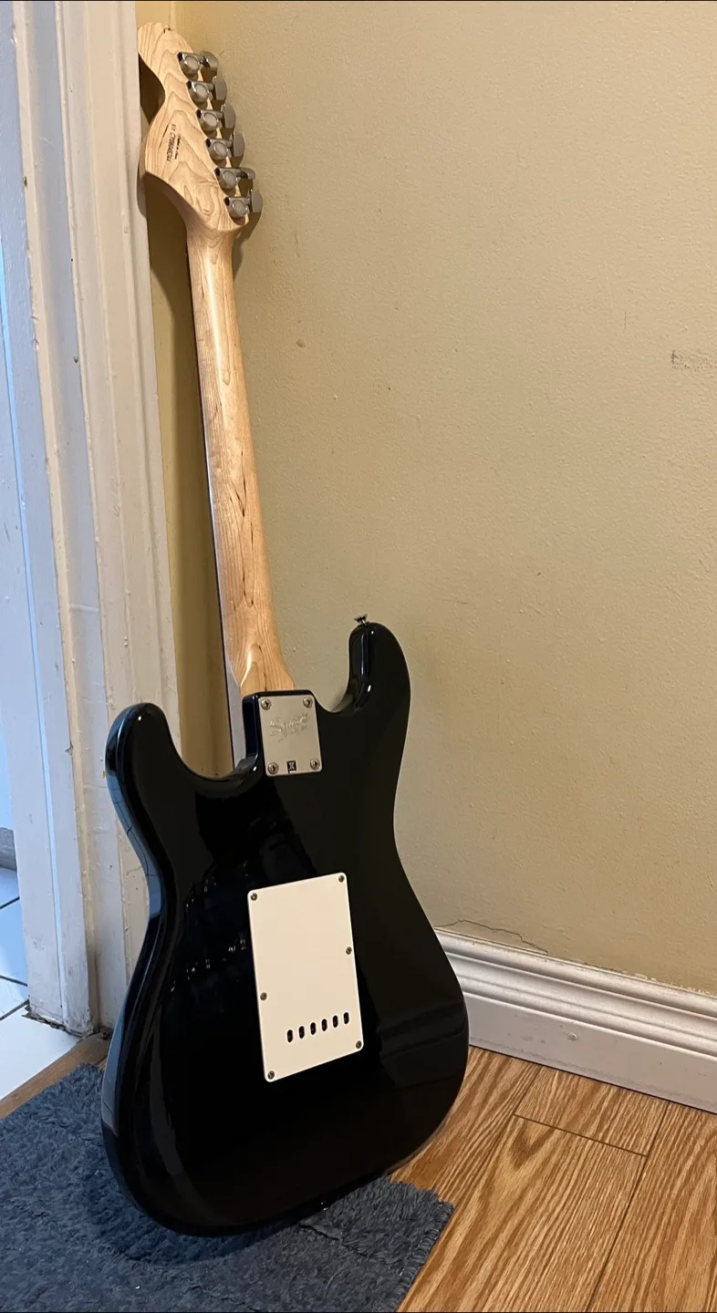 Squier Stratocaster Electric Guitar - Black image indicator(3)