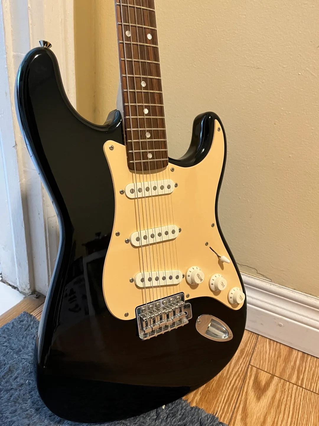 Squier Stratocaster Electric Guitar - Black image indicator(2)