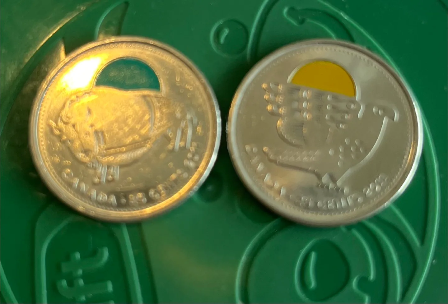 Both five dollars Canadian Coloured two coins Set thumbnail