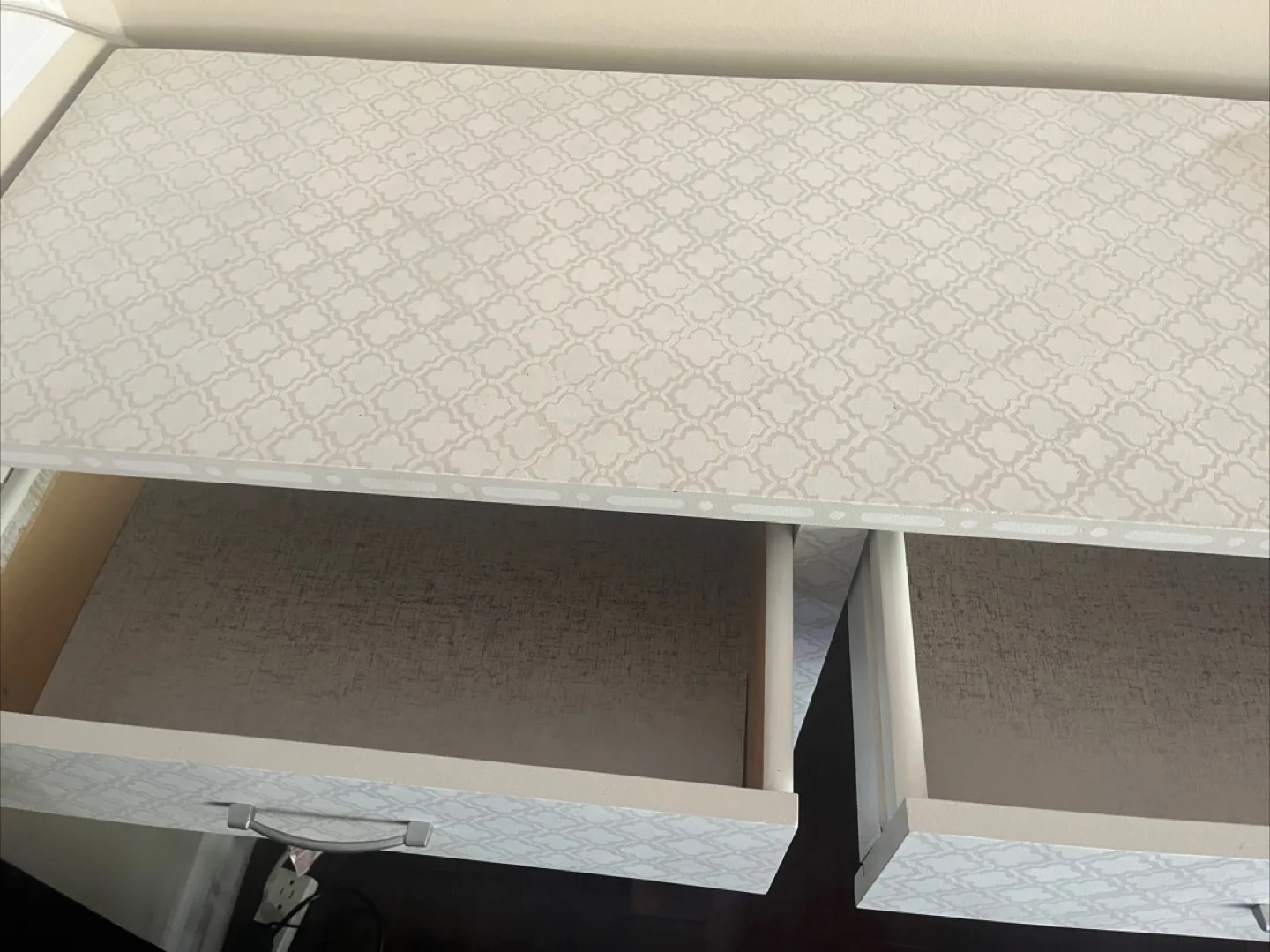 White Patterned Desk with Drawers image indicator(2)