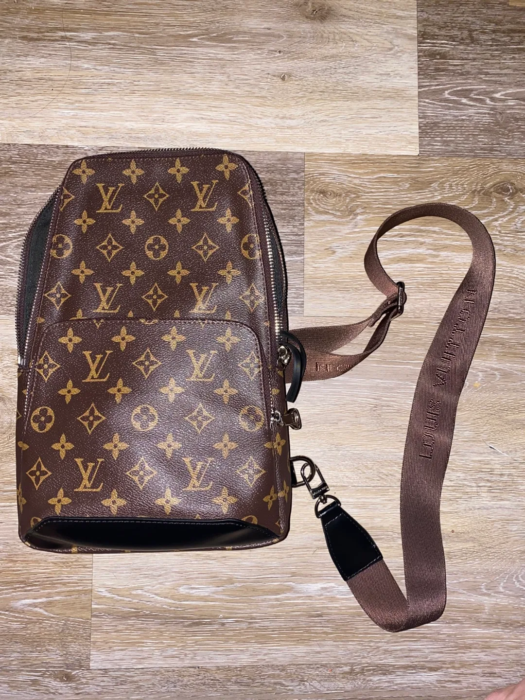 Louis Vuitton Avenue Sling Bag thumbnail