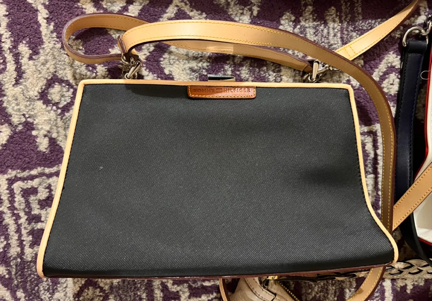 Mixed Handbag Lot: Guess, Tommy Hilfiger, Michael Kors image indicator(4)