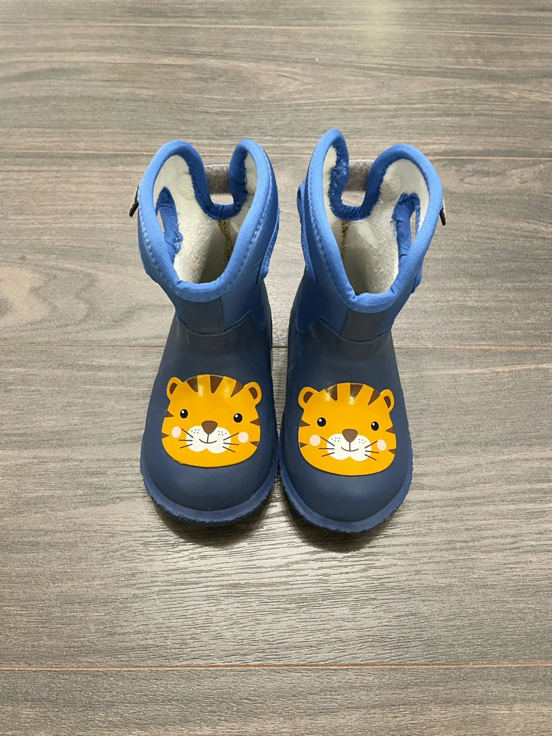 Like New All-Season Toddlers Rain Boots - US Size 7 image indicator(2)