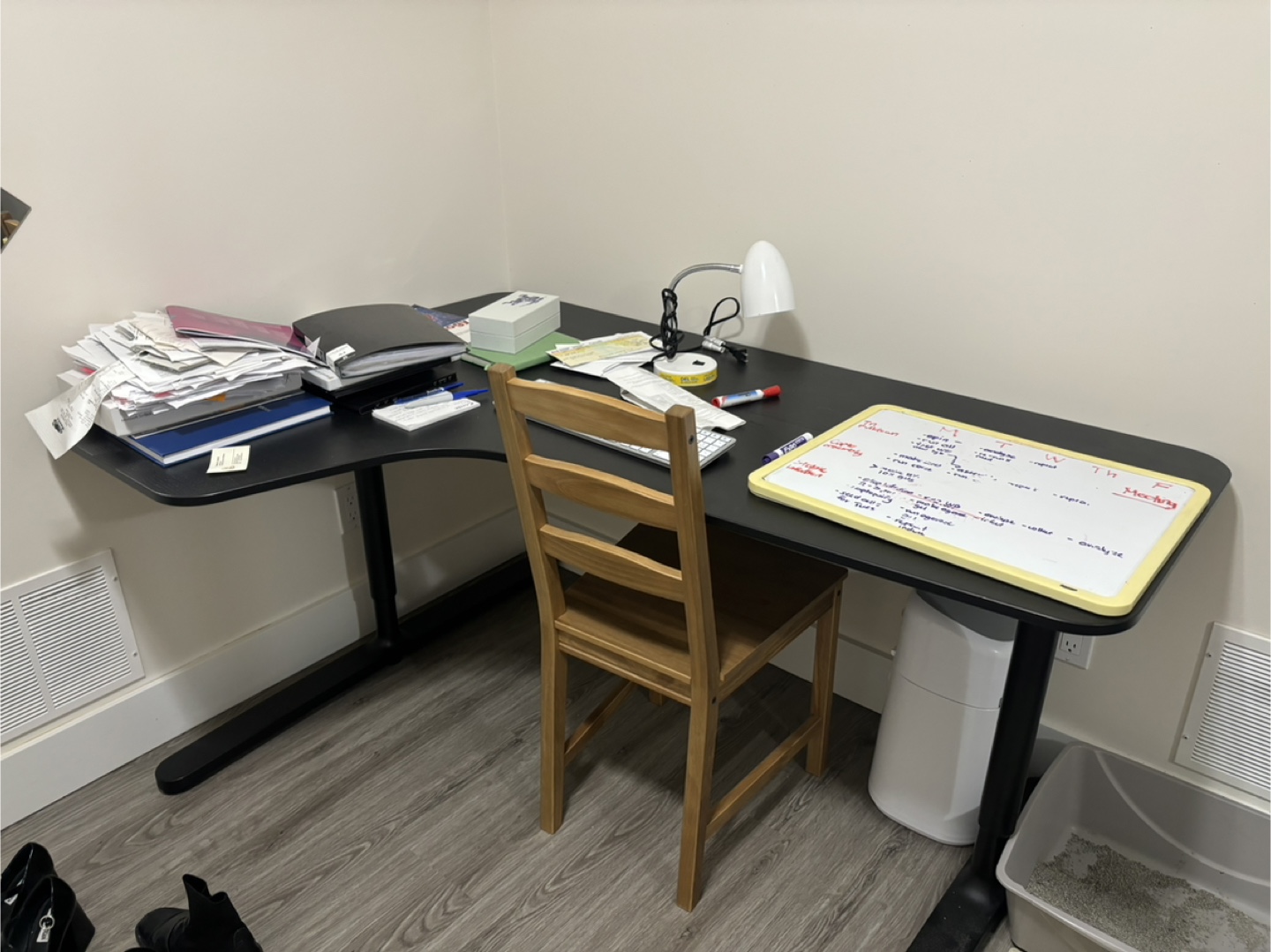 URGENT MOVING OUT - Ikea Bekant corner desk - photo 2