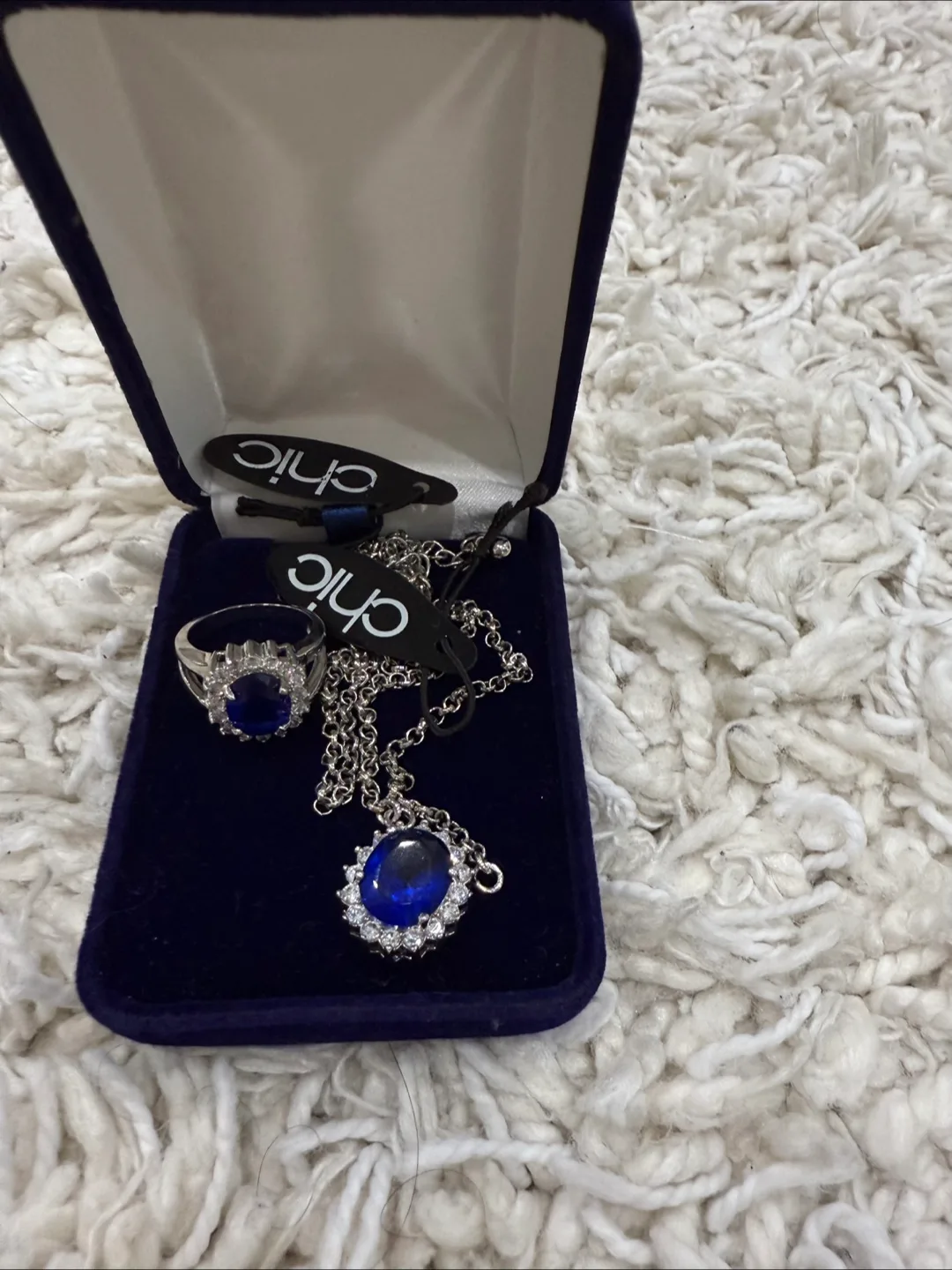 Chic Costume Jewellery Set - Ring & Necklace thumbnail