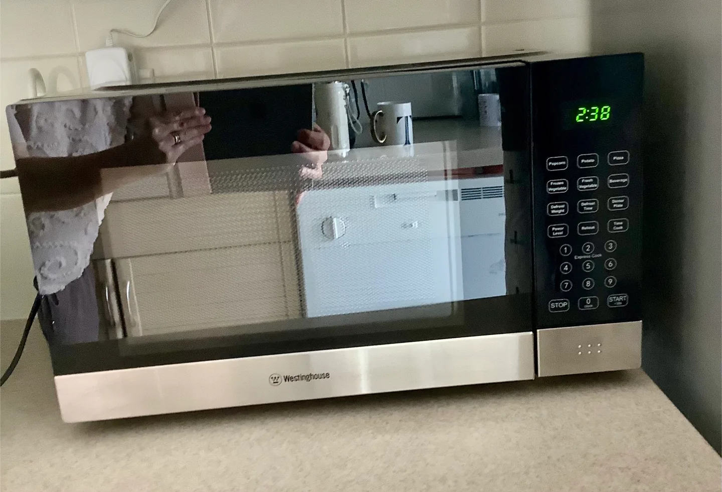 Westinghouse 25L Digital Microwave Oven - Like New! thumbnail