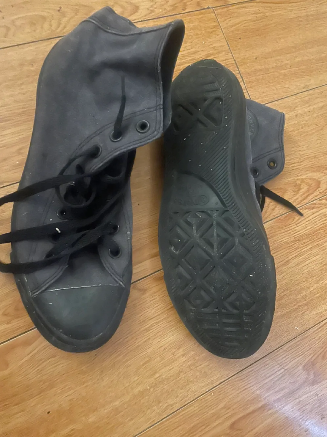 Sneaker HiTops size 9.5 ladies thumbnail