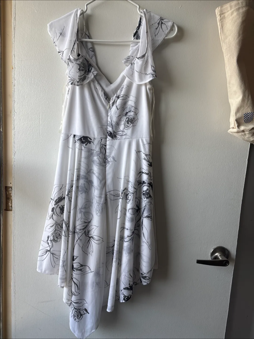 Le Chateau White Floral Dress - Size P/S image indicator(2)