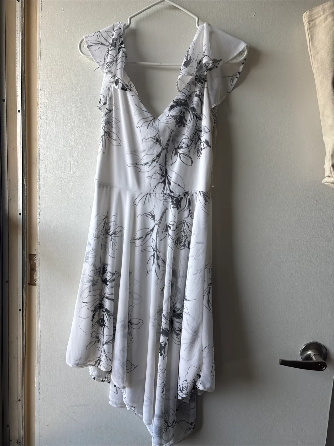Le Chateau White Floral Dress - Size P/S thumbnail