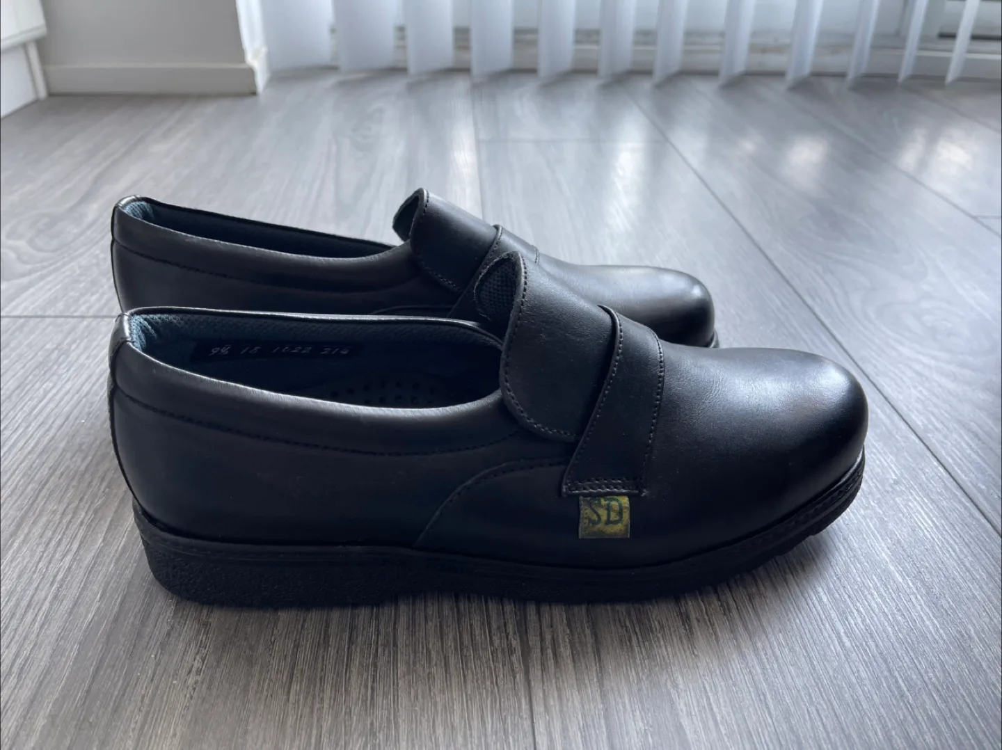 Women’s 9.5 Safety Shoes thumbnail