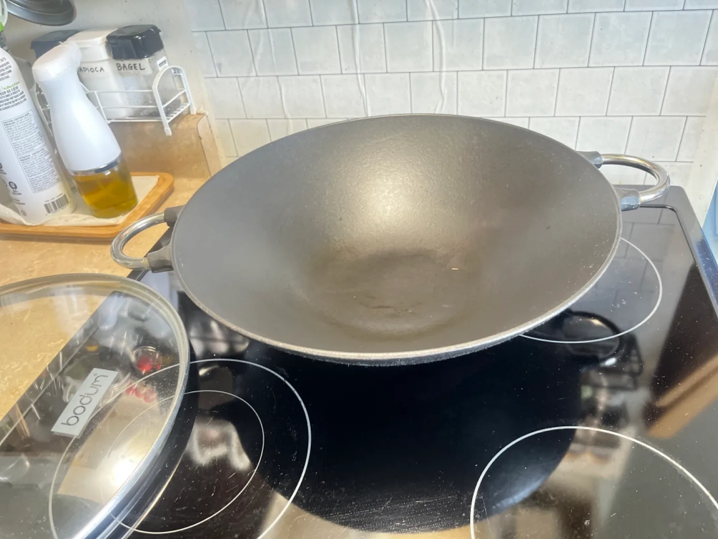 Bodum Wok with Lid(cast iron pot) image indicator(5)