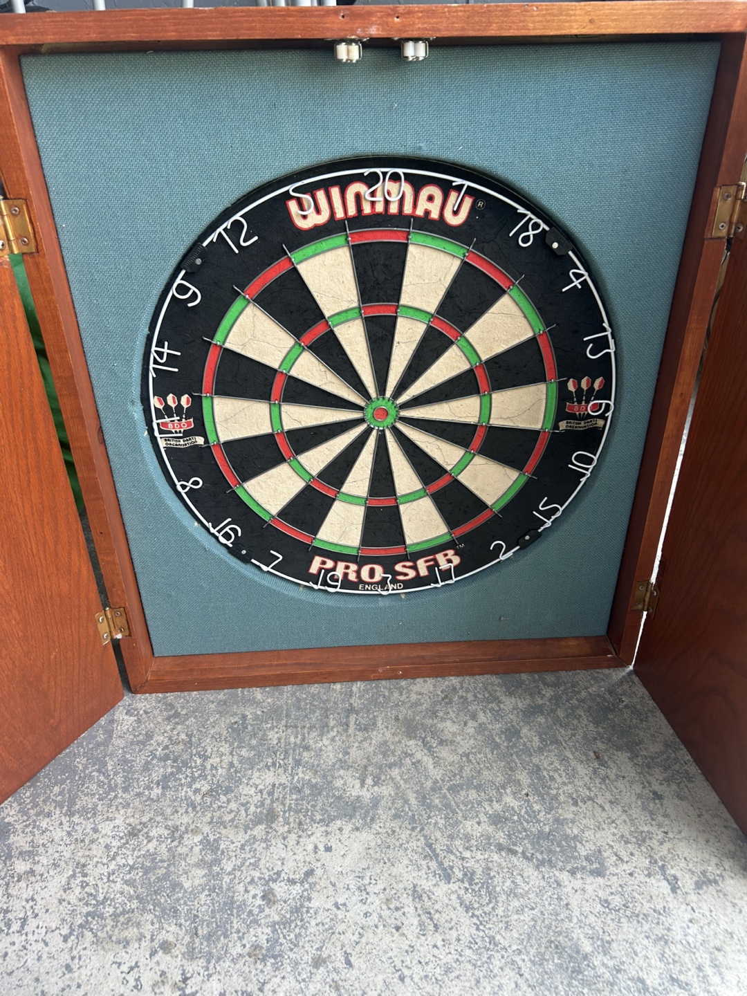 Winmau Dartboard Cabinet Set