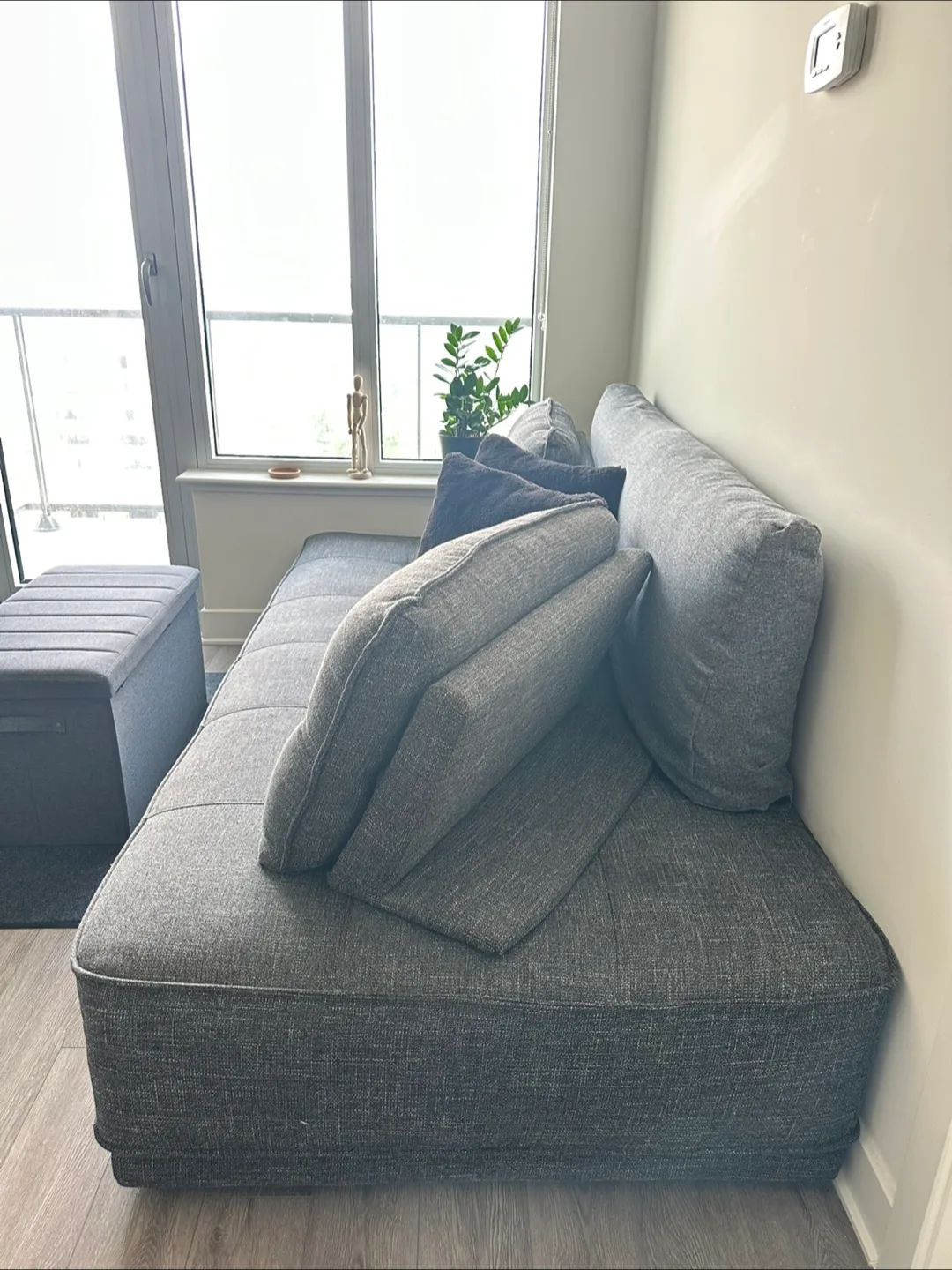 Structube . Sofa /bed image indicator(8)