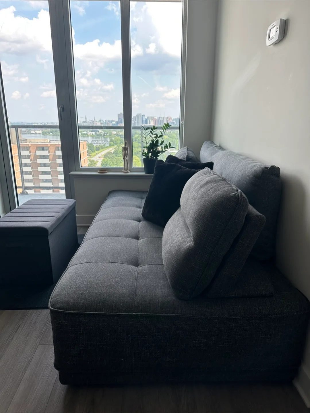 Structube . Sofa /bed image indicator(6)