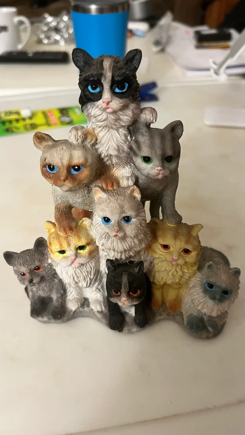 Cats figurine thumbnail