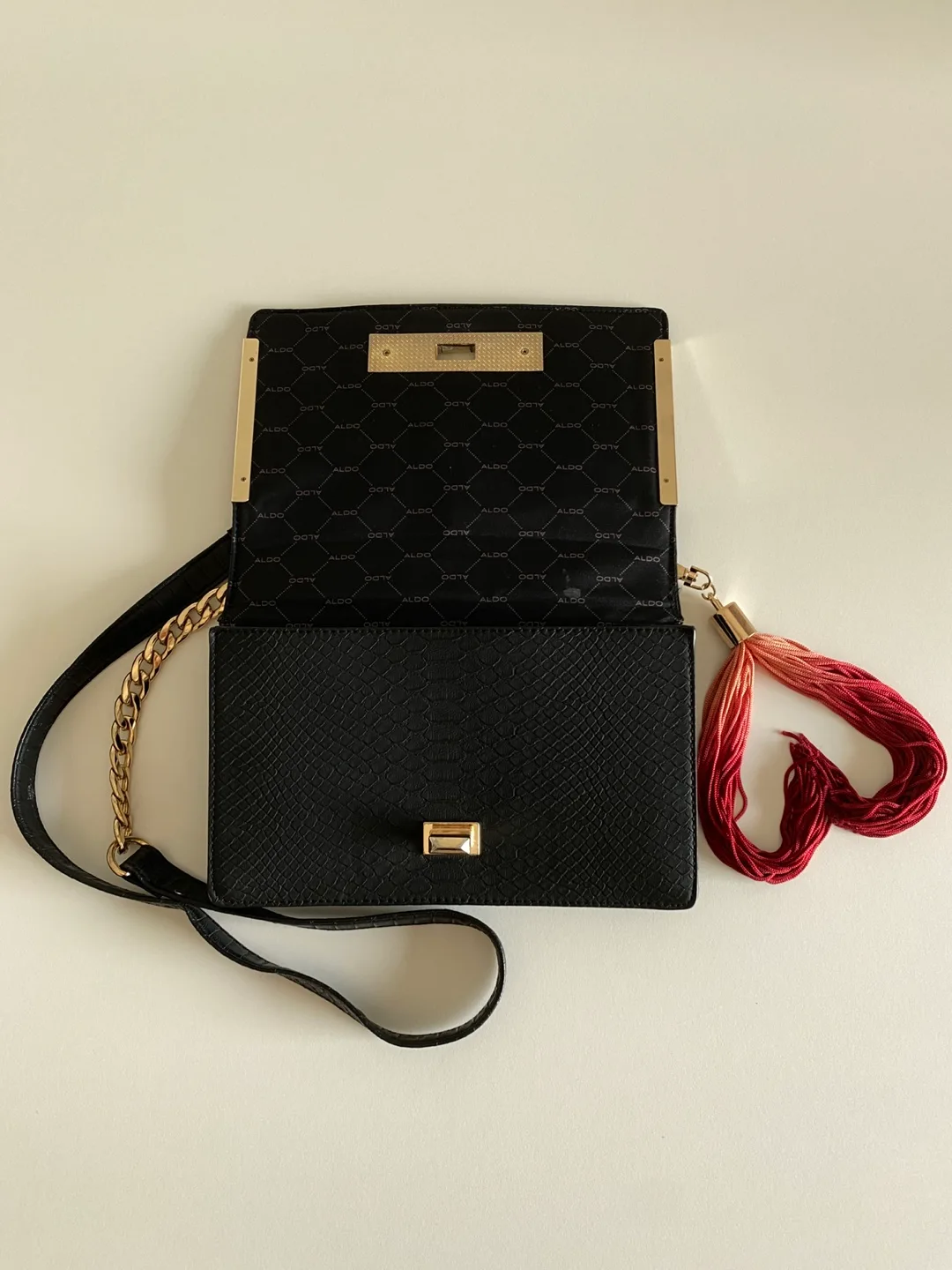 Unique Embroidered Bag image indicator(4)