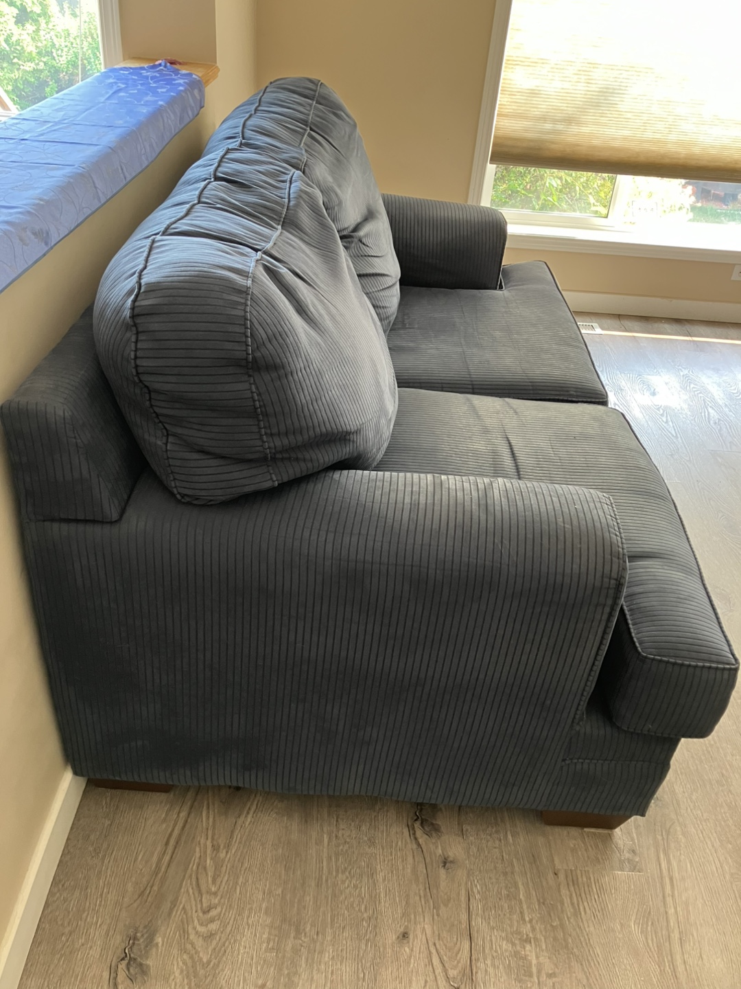 Very Comfy Loveseat and oversized Armchair Set - photo 4