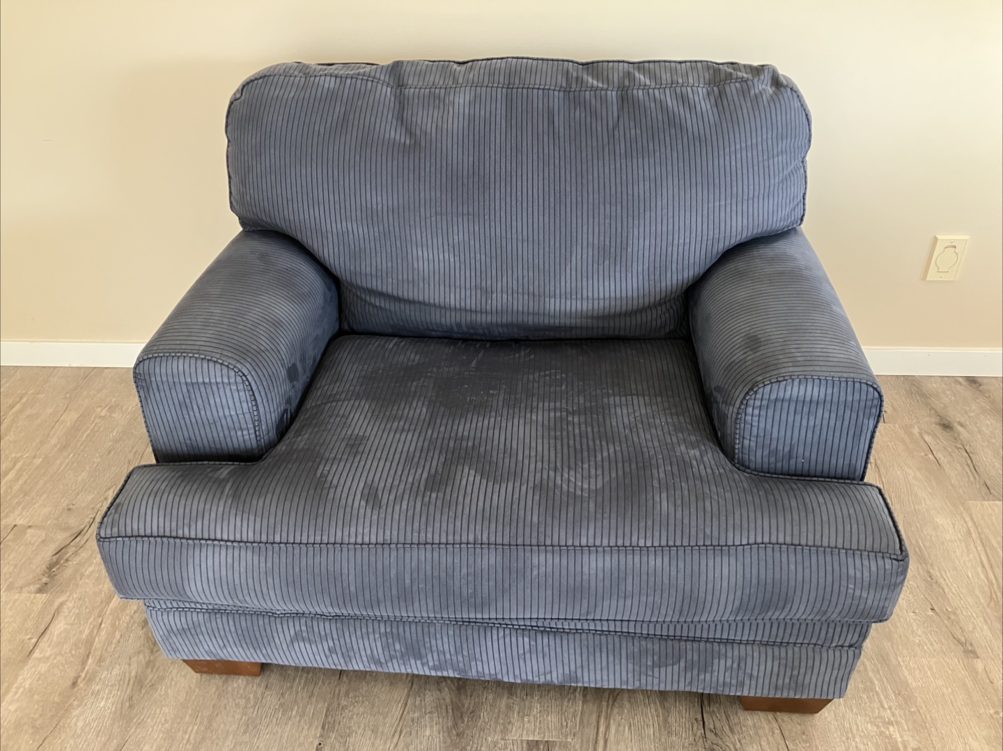 Very Comfy Loveseat and oversized Armchair Set - photo 2