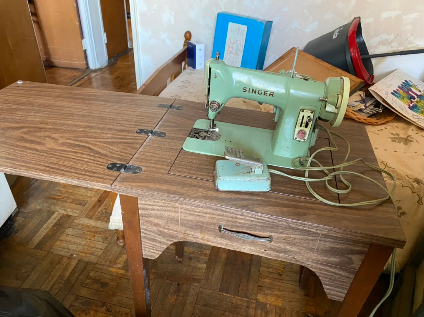 Vintage Singer sewing machine with table thumbnail