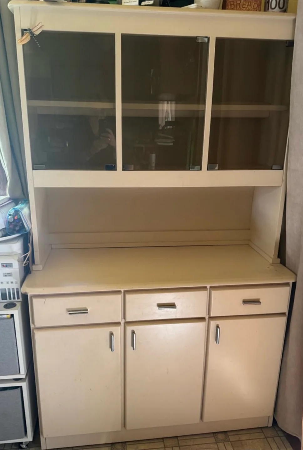 Off-White Hutch with Glass Doors thumbnail
