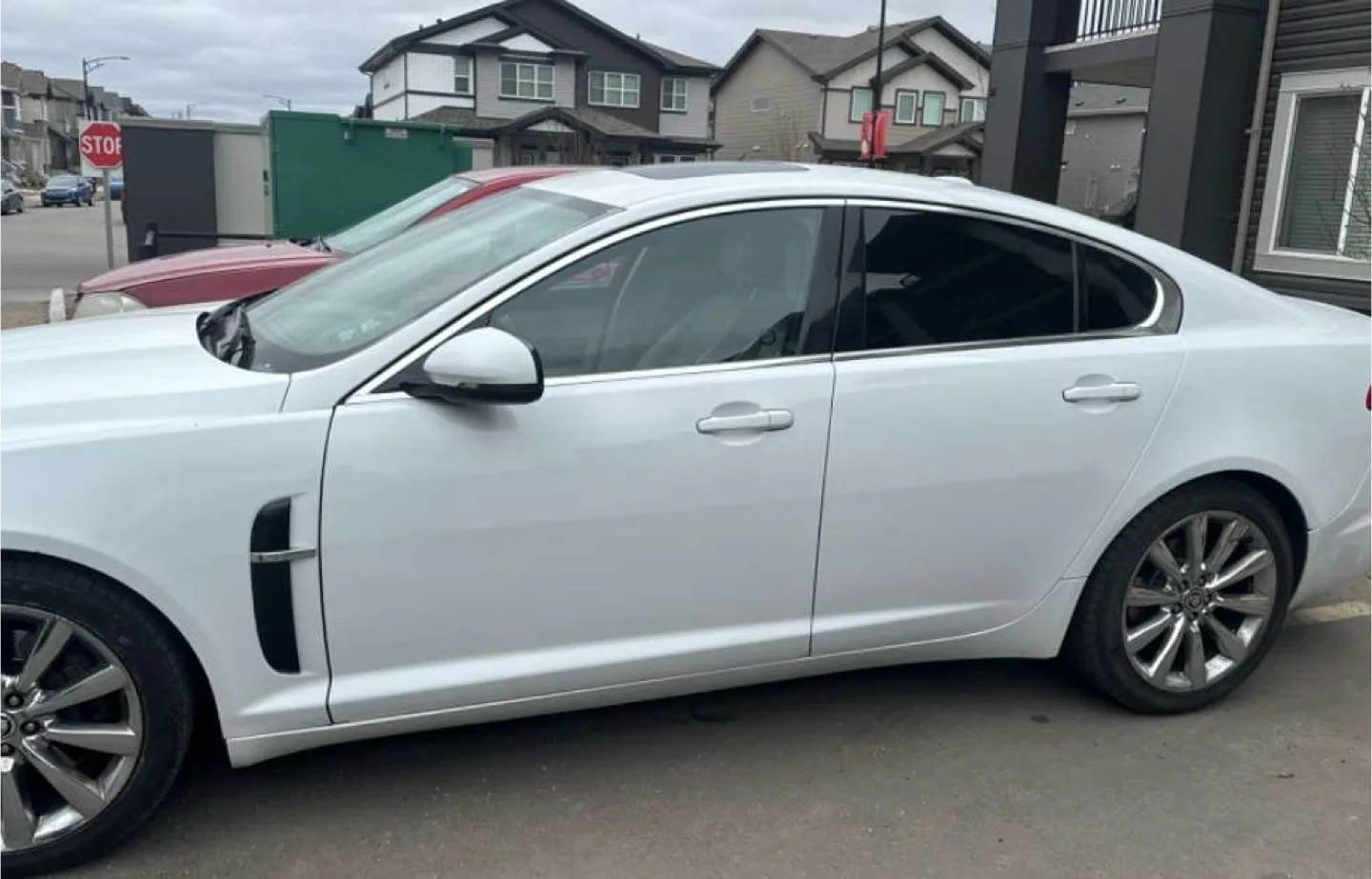 White Jaguar XF Sedan image indicator(3)