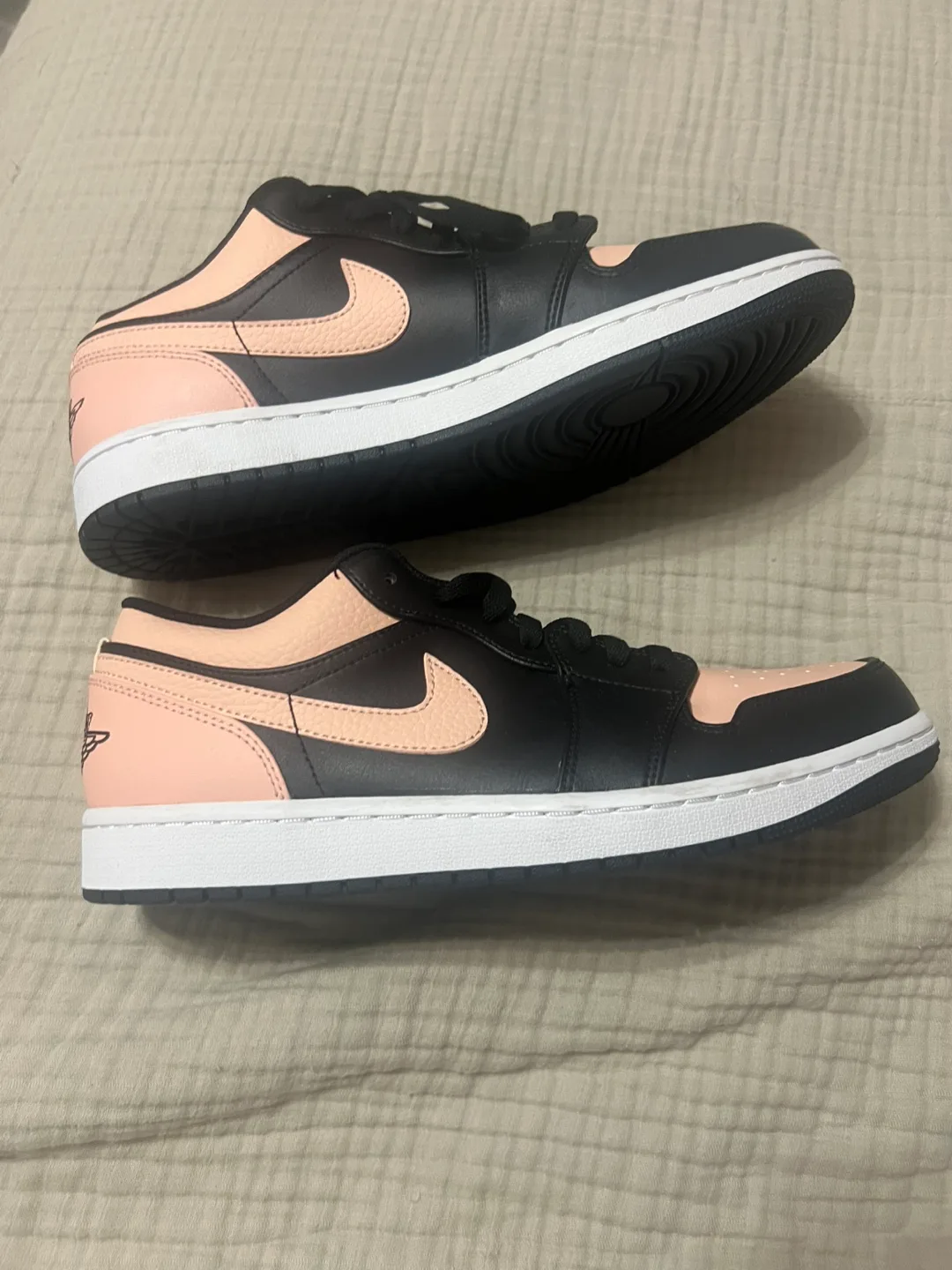 Nike Air Jordan 1 Low SE Black/Salmon thumbnail