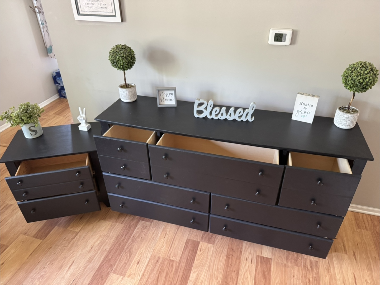 ✨🖤Beautiful solid wood dresser & nightstand 🖤✨ - photo 5