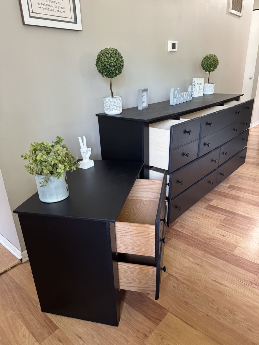 ✨🖤Beautiful solid wood dresser & nightstand 🖤✨ - photo 3