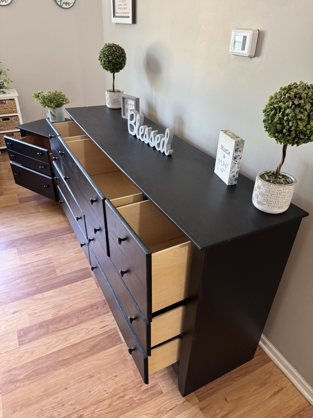 ✨🖤Beautiful solid wood dresser & nightstand 🖤✨ - photo 4