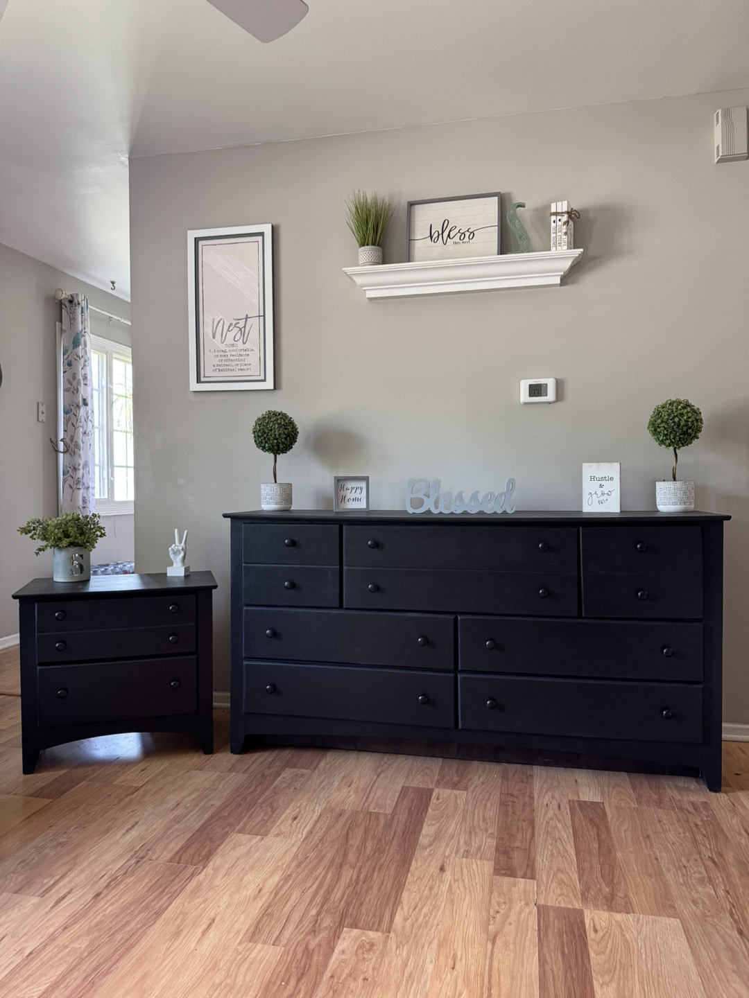 ✨🖤Beautiful solid wood dresser & nightstand 🖤✨