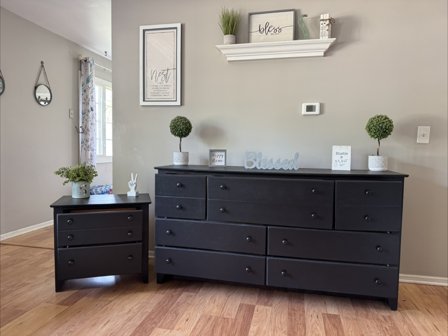 ✨🖤Beautiful solid wood dresser & nightstand 🖤✨ - photo 2