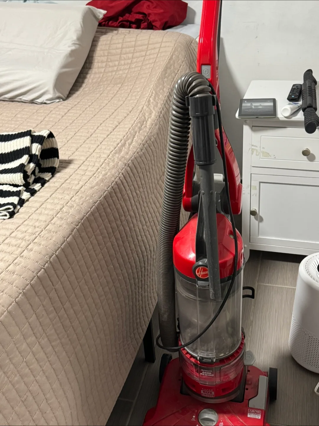 Hoover WindTunnel Vacuum Cleaner thumbnail