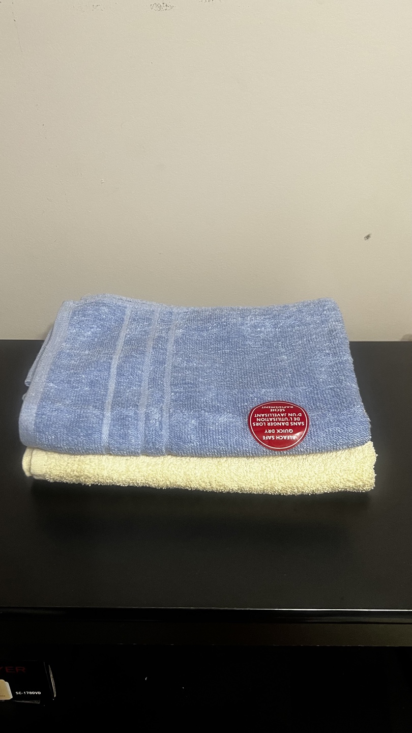 2 Bath Towels: Blue & Yellow