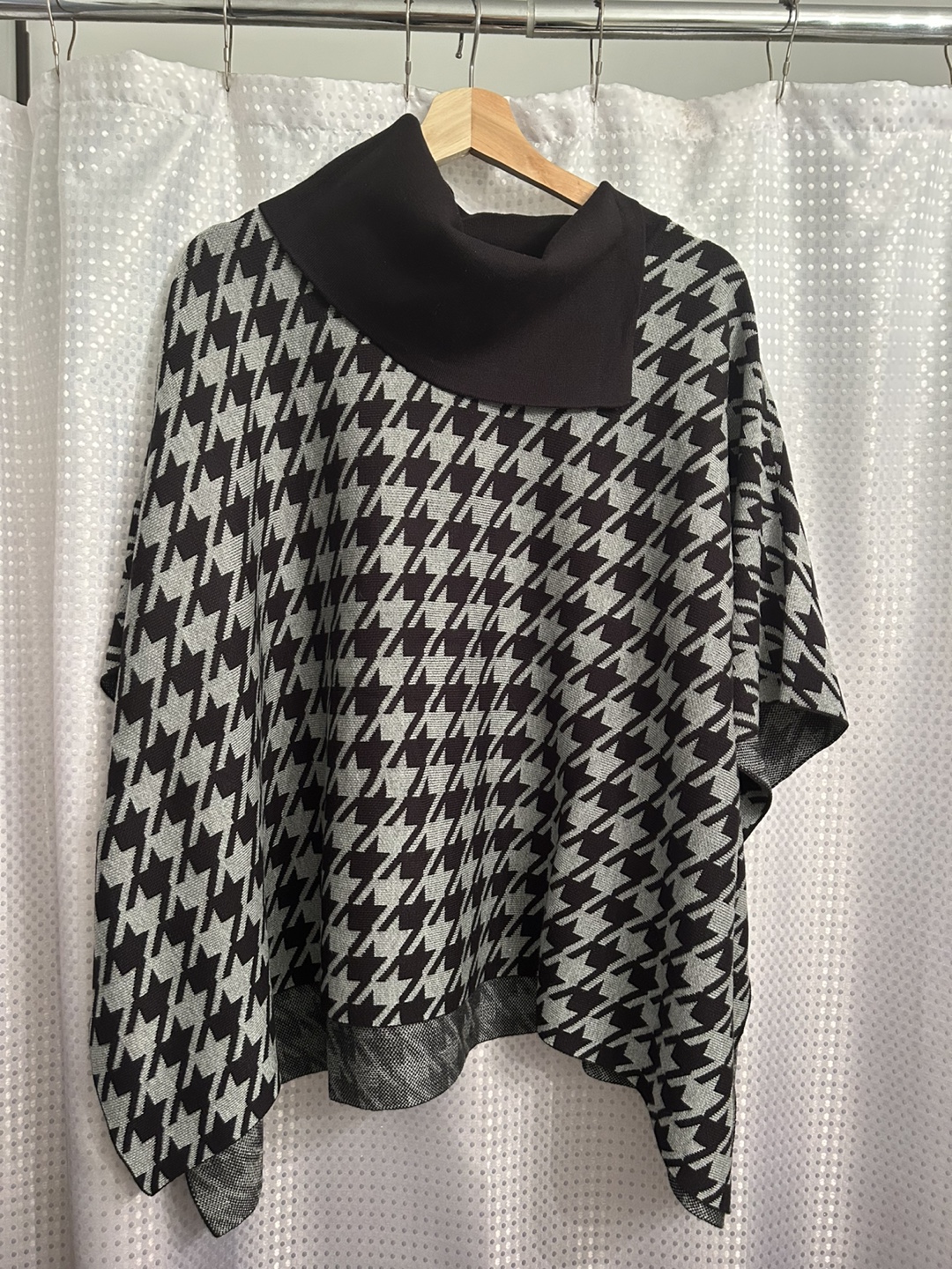 Like New Anne Klein black/white poncho