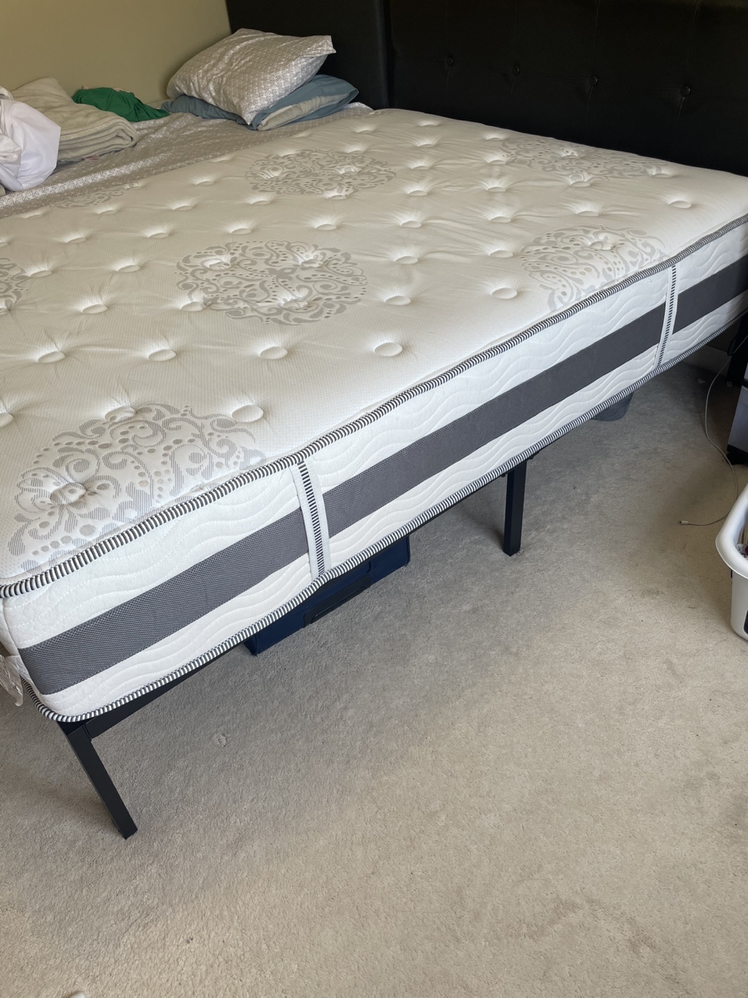Zinus 12 inches Mattress - Good Condition - photo 4