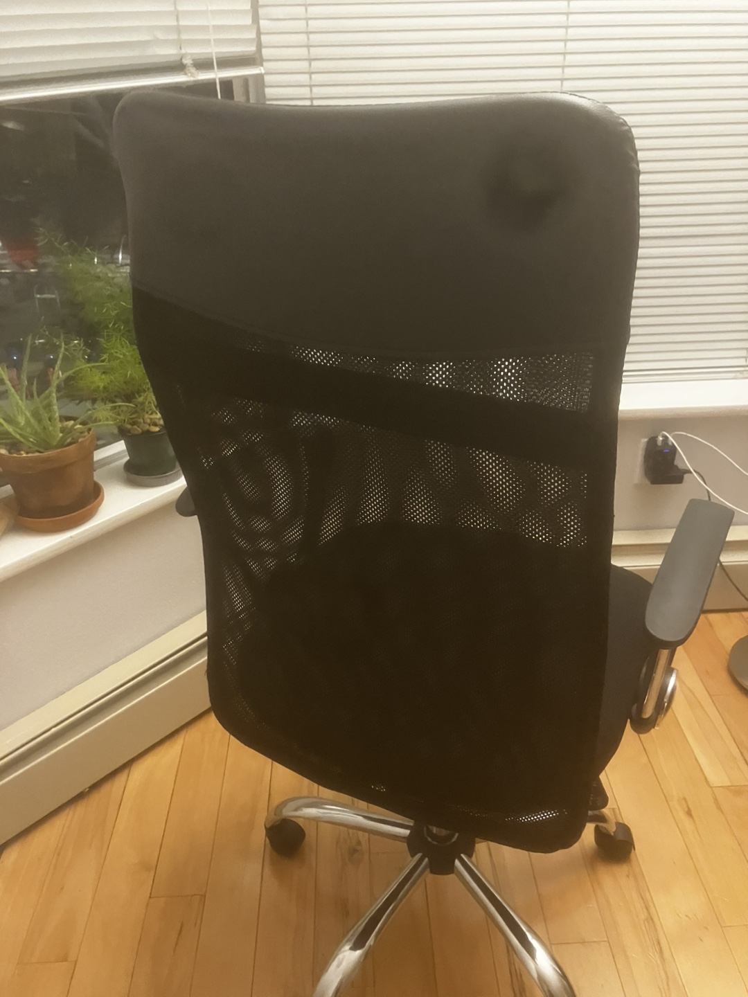 HOMCOM Black Mesh Adjustable swivel ergonomic office Chair – $20 - photo 4