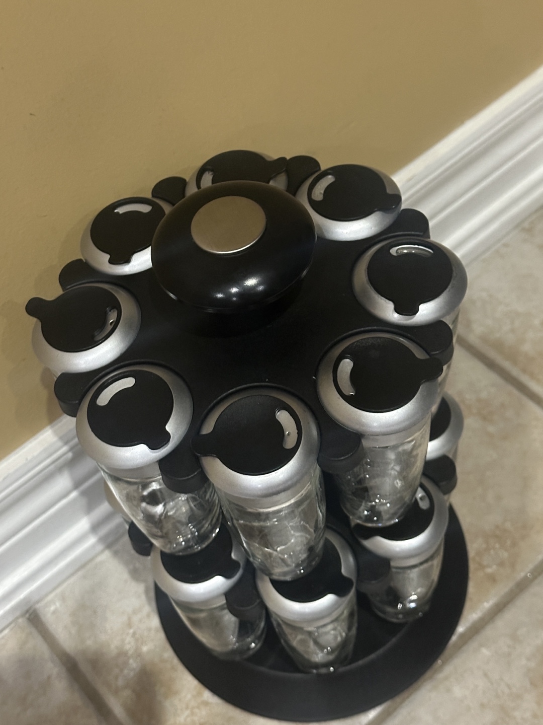 RCA Microwave 0.7 cu. ft,Spice rack,bag holder - photo 5
