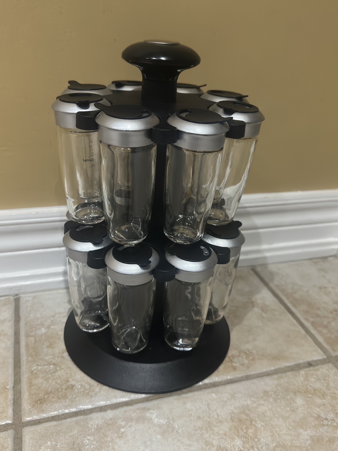RCA Microwave 0.7 cu. ft,Spice rack,bag holder - photo 4