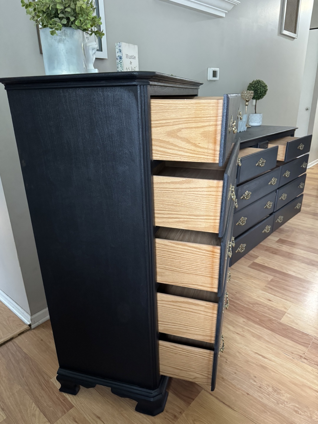 ✨🖤💛Gorgeous solid wood dresser set💛🖤✨ - photo 3