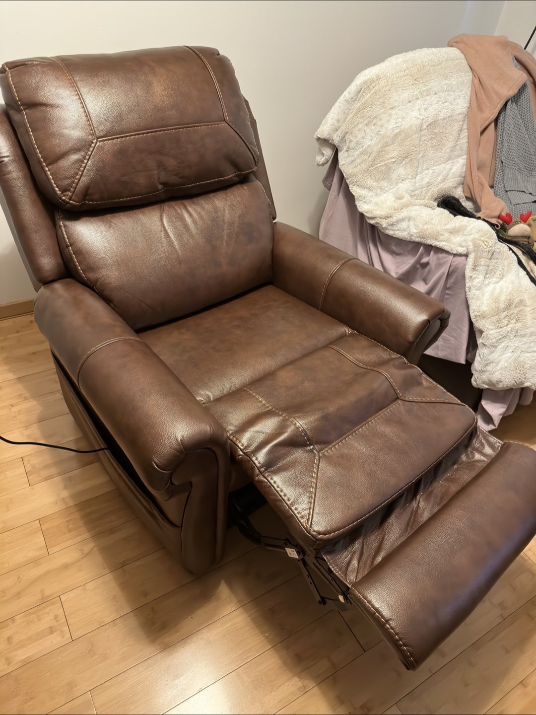 Raymor & Flanigan Brown Leather Power Recliner $1200 - photo 5