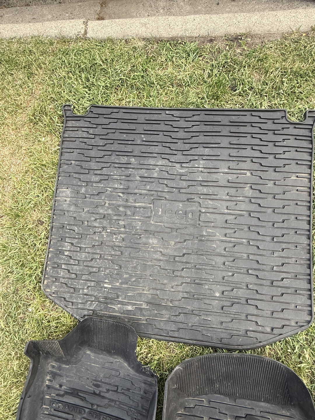 Jeep Grand Cherokee OEM Rubber Floor Mats 2011-2022 - photo 4