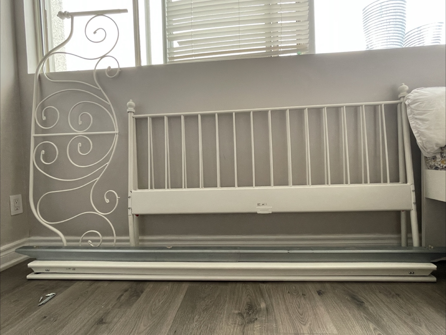 Queen size White Bed Frame - photo 2