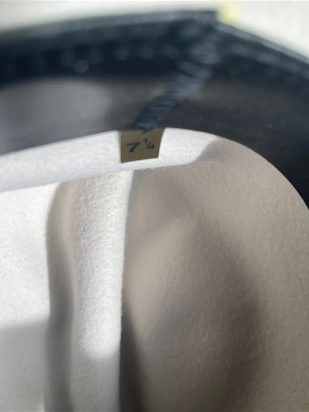 🇨🇦 🍁 White Fedora Hat - Size 7 1/4 image indicator(3)