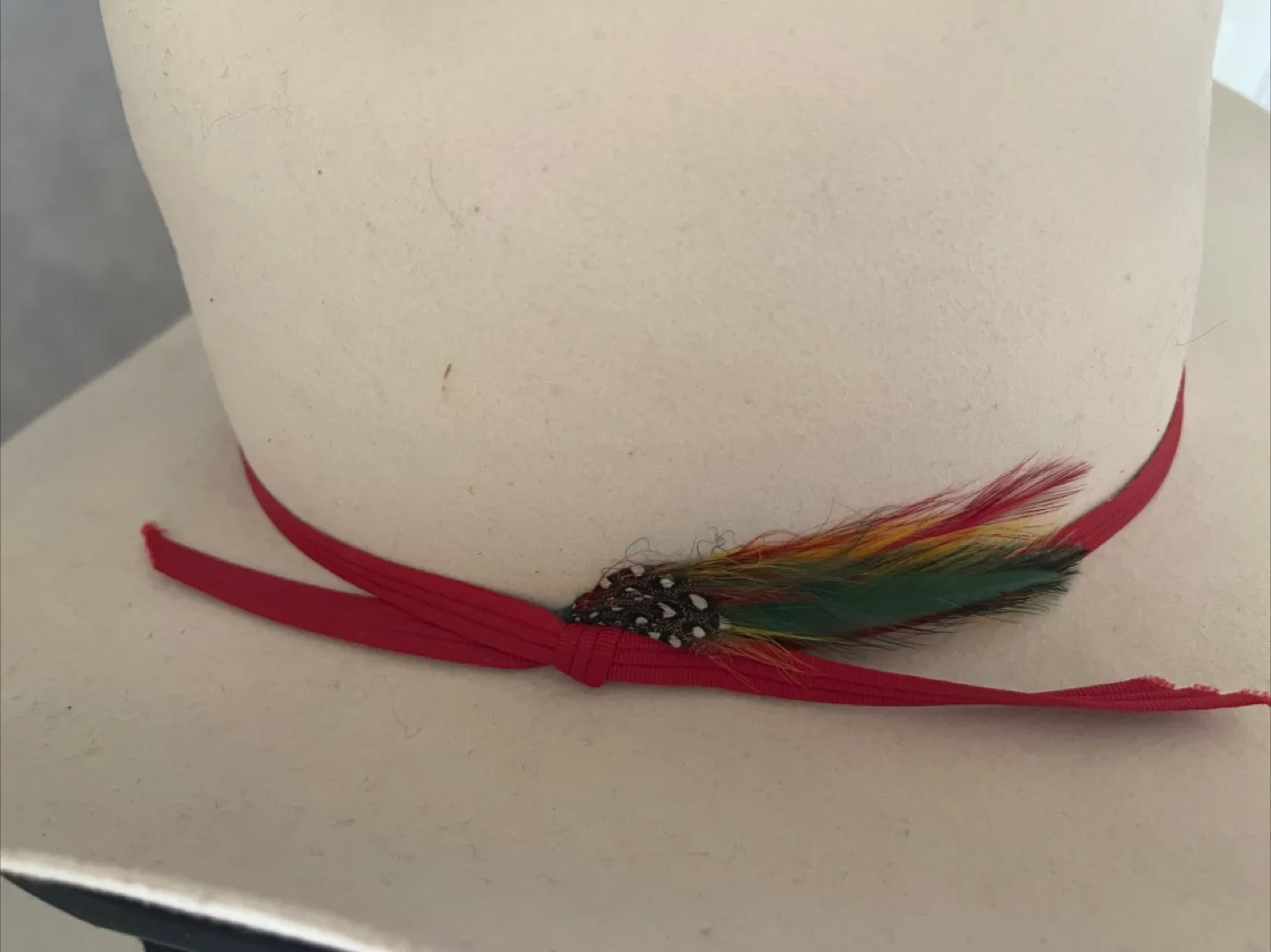 🇨🇦 🍁 White Fedora Hat - Size 7 1/4 image indicator(6)