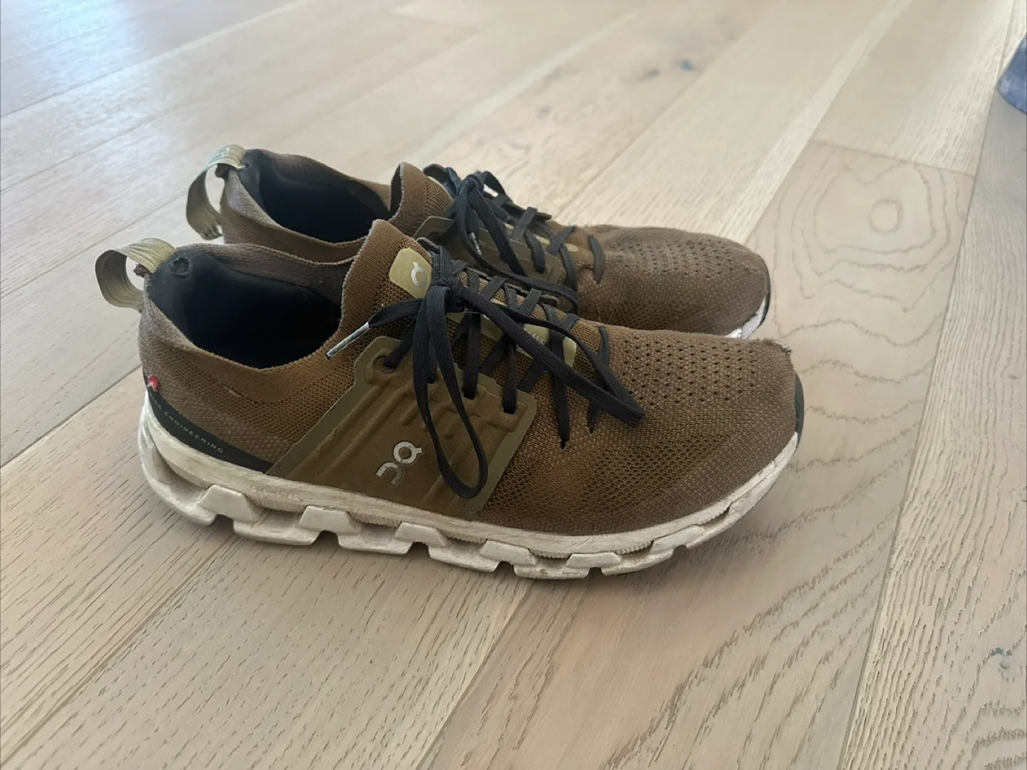 On cloud men’s size 9 runners thumbnail