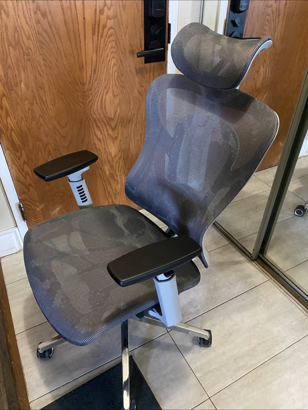 Out of the box Logicfox Ergonomic Mesh Office Chair - photo 2